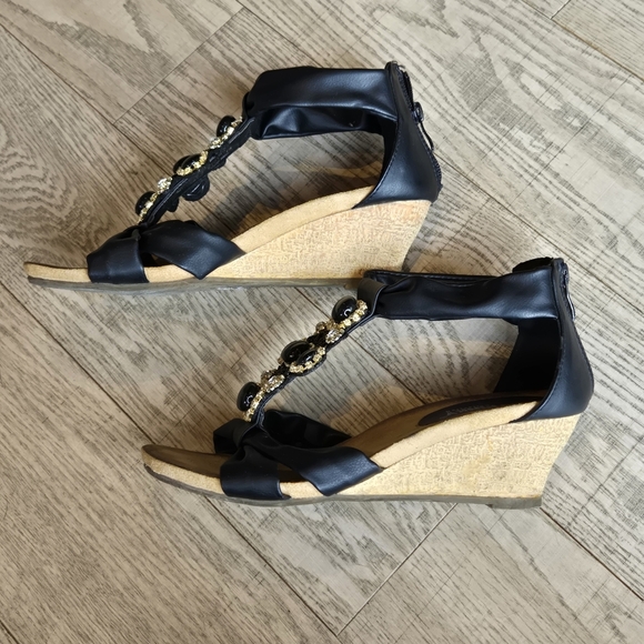 Via Pinky Collection | Elegant Black and Gold 'Emily' Sandals, Size 7.5 - Picture 2 of 6